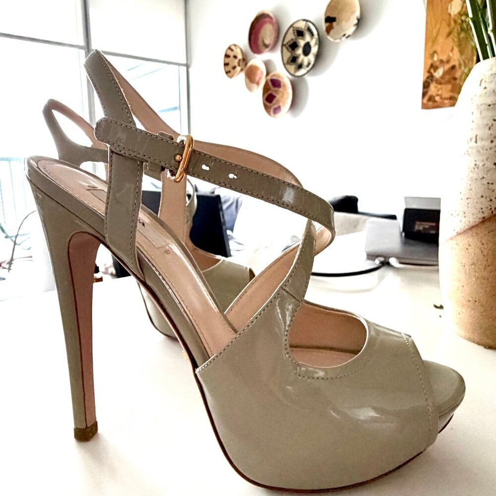 Prada Vernice Patent Leather Pumps in light grey Size 38 – Worn Once – Excellent